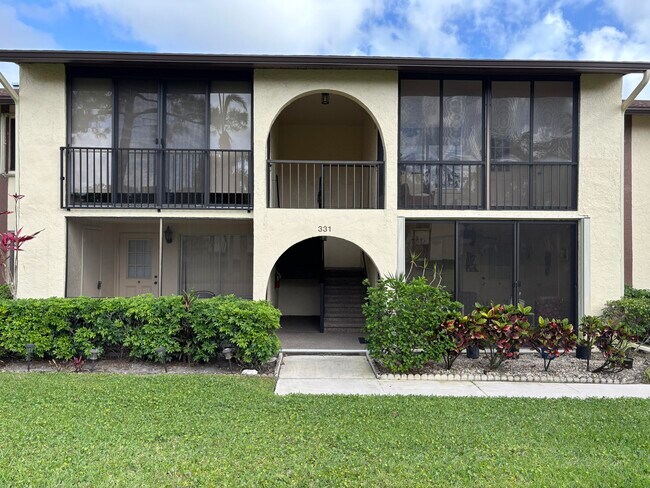 Foto del edificio - 331 Knotty Pine Cir