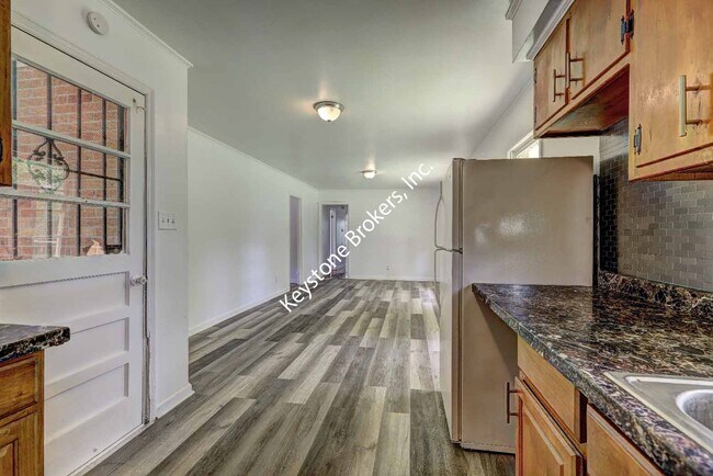 Building Photo - 2457 Alandale Dr