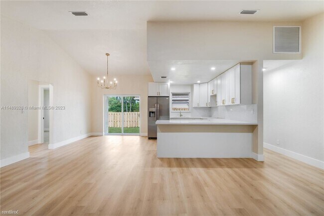 Building Photo - 4 br, 2 bath House - 3380 NE 13th Ave # 3380