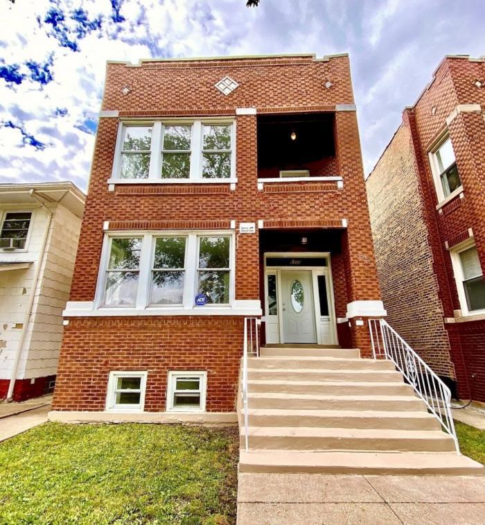 Foto principal - 3 bedroom in Chicago IL 60629