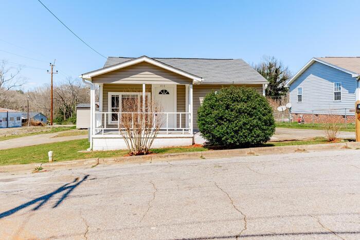 Primary Photo - 414 Carver St