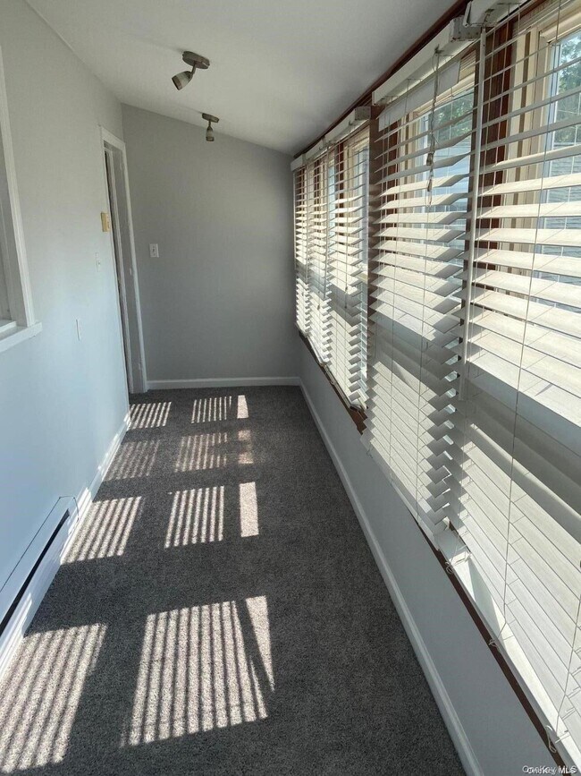 Foto del edificio - 51 Centershore Rd