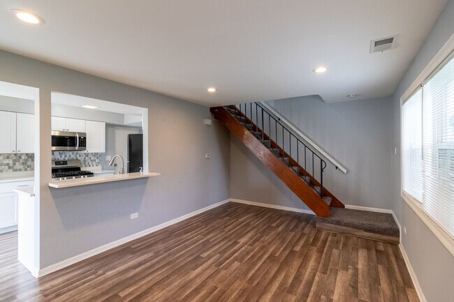 Building Photo - 762 Harms Ct