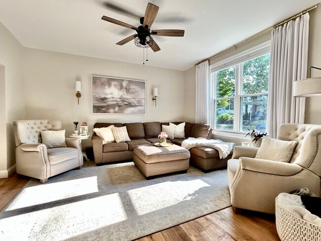 Foto del edificio - 1 Mile to Country Club! Sleeps 10!