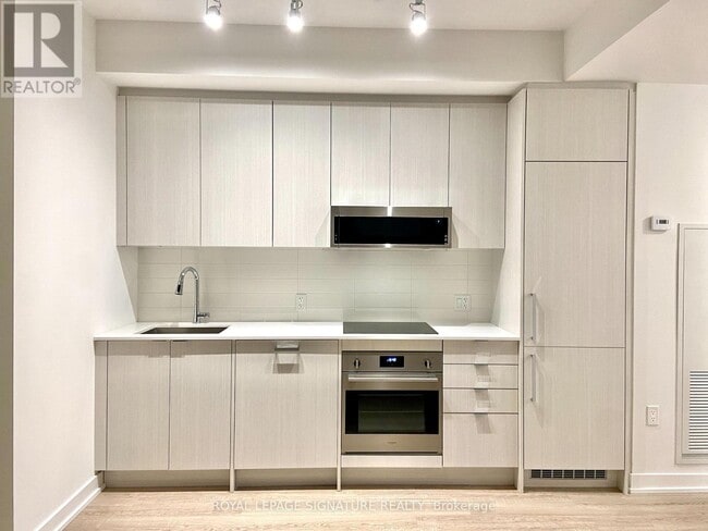 Photo du bâtiment - 250 Lawrence Ave W