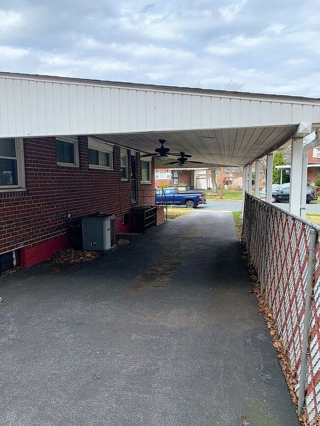 Building Photo - 3 Bedroom Semi-Detached house