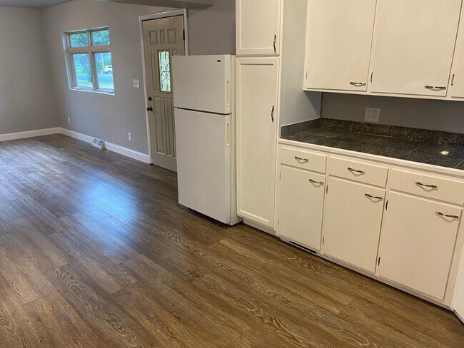 Building Photo - Updated 1-Bedroom House With Large Backyard