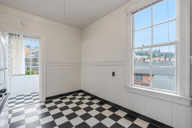 Building Photo - Great deal on a plex in Goose Hollow!