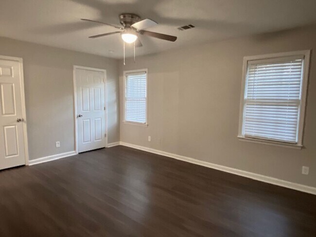 Foto del edificio - 454 Lexington Dr