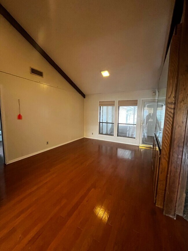 Foto del edificio - 3834 Lake Ridge Dr