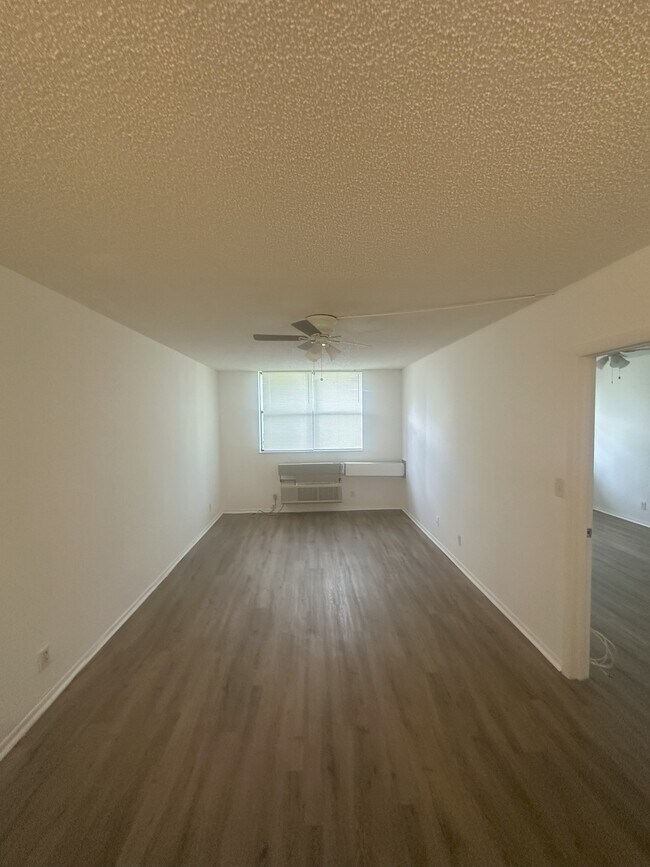 Building Photo - 2501 Riverside Dr