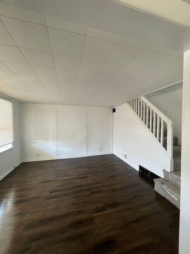 Building Photo - 3 bedroom home in Elizabeth-Forward!