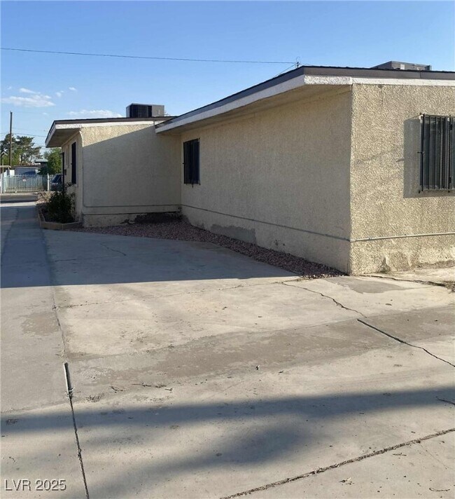 Building Photo - 2200 Stanley Ave