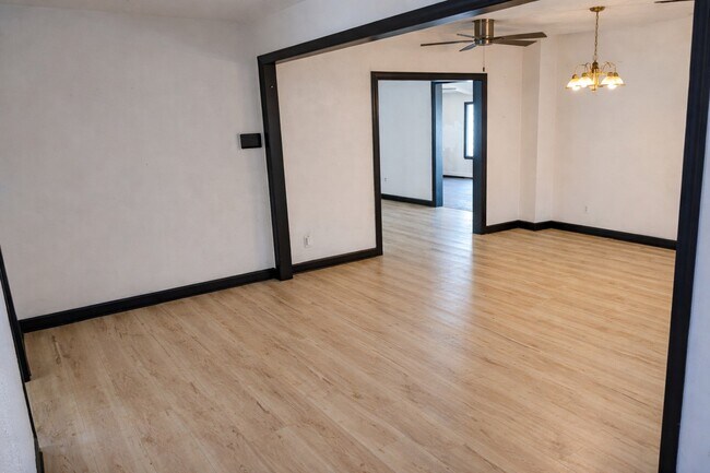 Foto del edificio - 5315 Bayway Dr