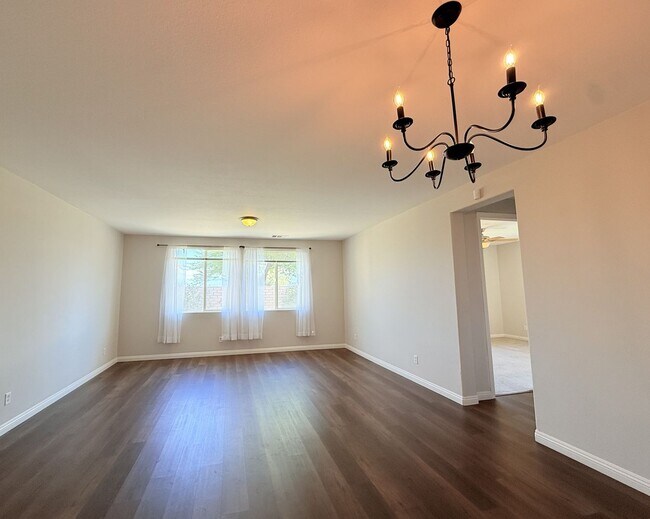 Building Photo - COMING SOON! 3 Bedroom 2 Bathroom Home in ...