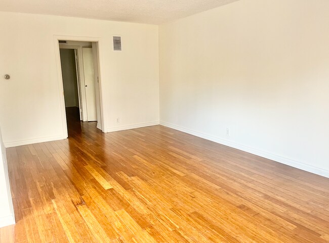 Foto del edificio - 1036 N Crescent Heights Blvd