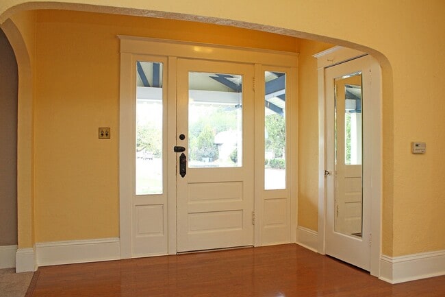 Building Photo - Updated Craftsman Home in Happening Hawtho...