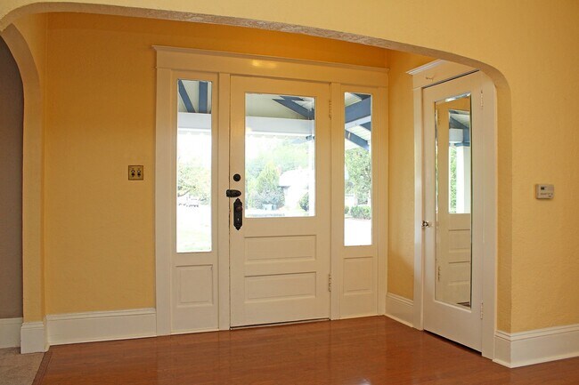 Foto del edificio - Updated Craftsman Home in Happening Hawtho...