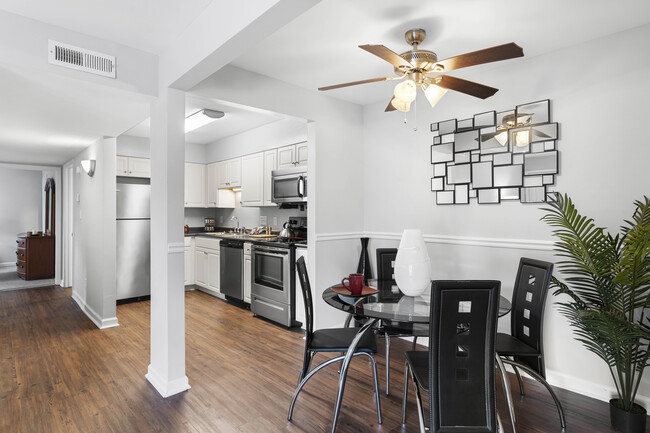 Dining area and Kitchen - Carolina - Students save up to 10%!