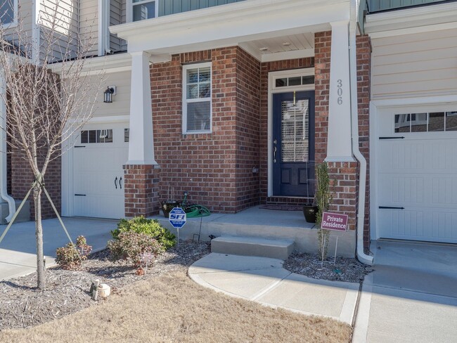 Building Photo - Gorgeous Luxury 3 Bedroom 2.5 Bath Townhom...