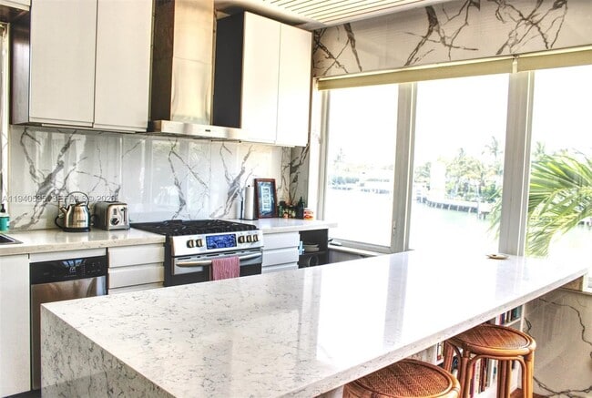 Foto del edificio - 4710 Pine Tree Dr