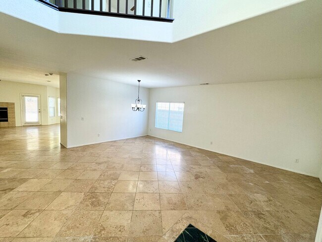 Foto del edificio - Spacious 6 bedroom home in West Palmdale