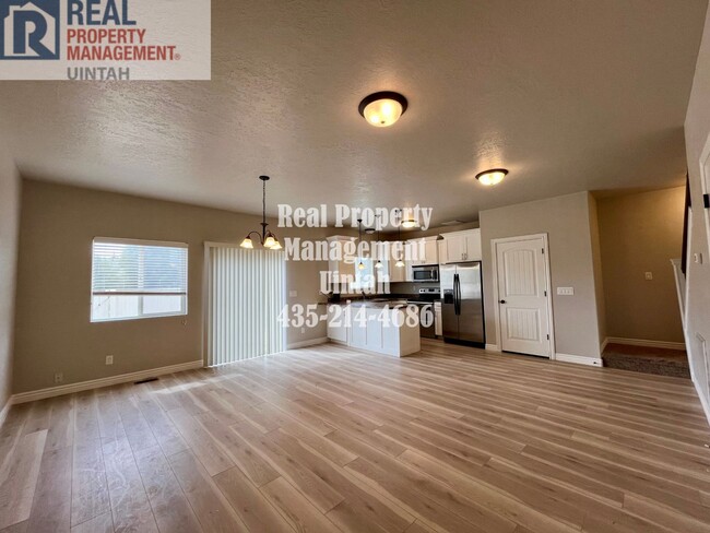 Building Photo - 3 bed 2.5 bath townhome in Fox Run