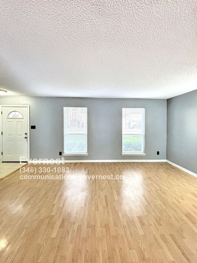 Building Photo - Beautiful 3-Bedroom Townhome with Convenie...