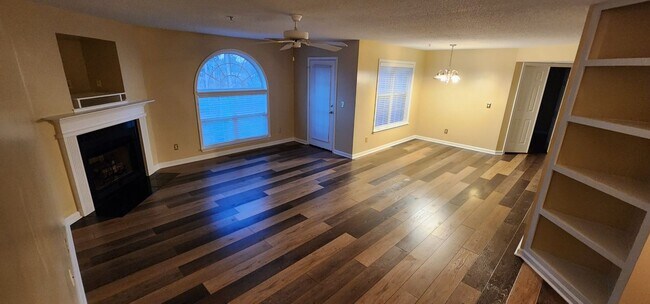 Foto del edificio - READY TO MOVE IN! 2 Beds 2 Baths!