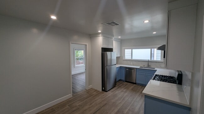 Building Photo - 552 45 St