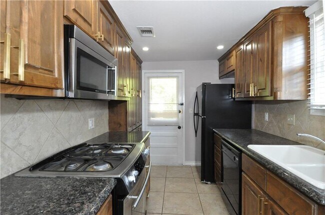 Foto del edificio - Fantastic Floorplan & Walking Distance To ...