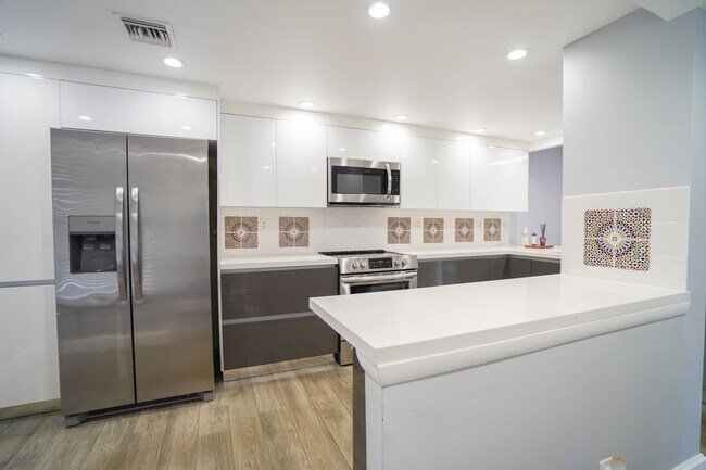 Building Photo - 7 Royal Palm Way
