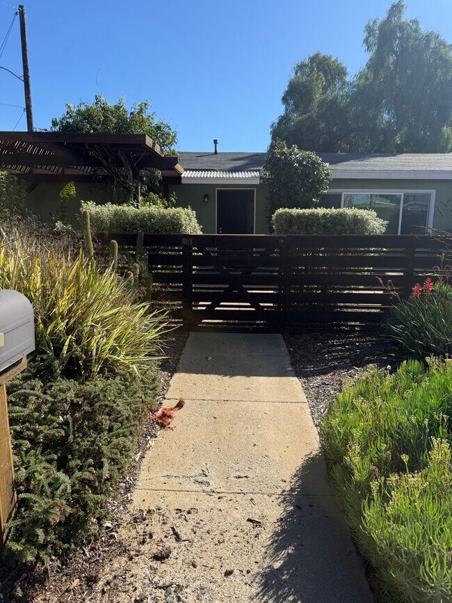 Building Photo - Great home close to the beach