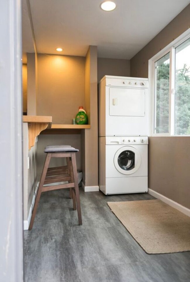 Building Photo - Fully Furnished House