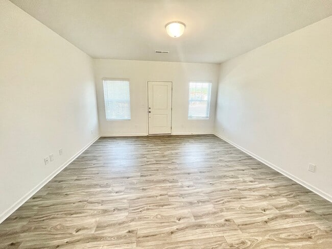 Building Photo - Rare opportunity! 2 br 2.5 ba in charming ...