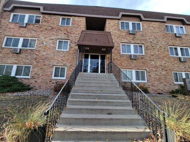 Foto del edificio - Newly Updated 1 Br/1 Ba Condo w/Hdwd Flrs, SS Appl, AC, Off-St Parking in Uptown Mpls near Wedge ...