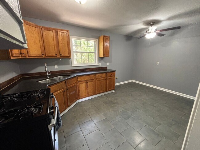Foto del edificio - 3 bedroom- 1 bath!