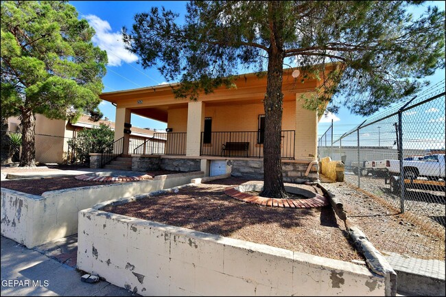 Foto del edificio - 2526 Yandell Dr