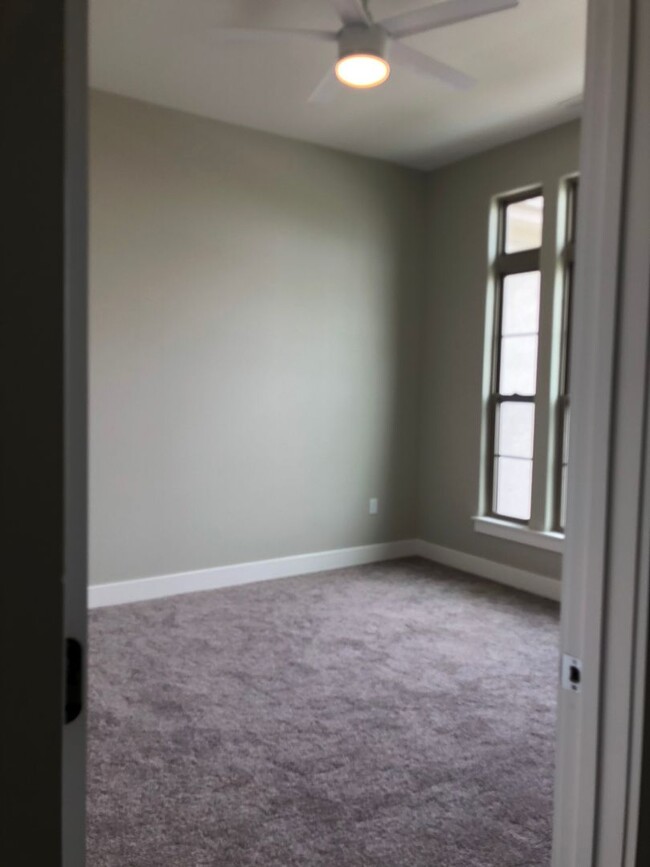 Building Photo - 2 br/2 bath single family home with garage