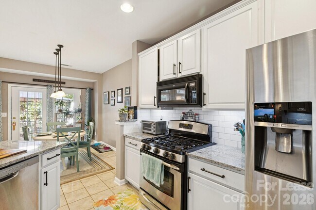 Foto del edificio - 6037 Queens Walk Ct