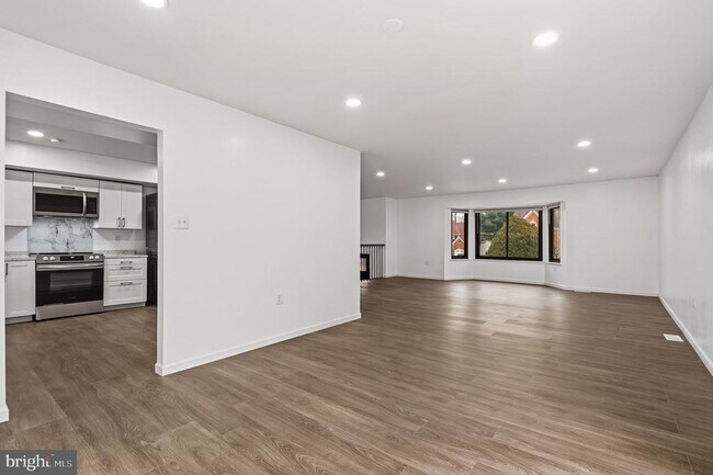 Building Photo - 2146 Woodford Rd