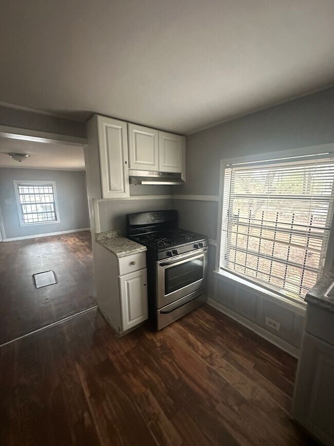 Foto del edificio - Charming 3 bedroom 1 bath with a huge workshop!