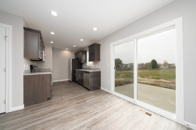 Building Photo - Somerset Townhomes and Villas