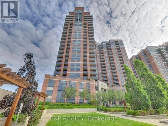 Building Photo - 60 Heintzman St