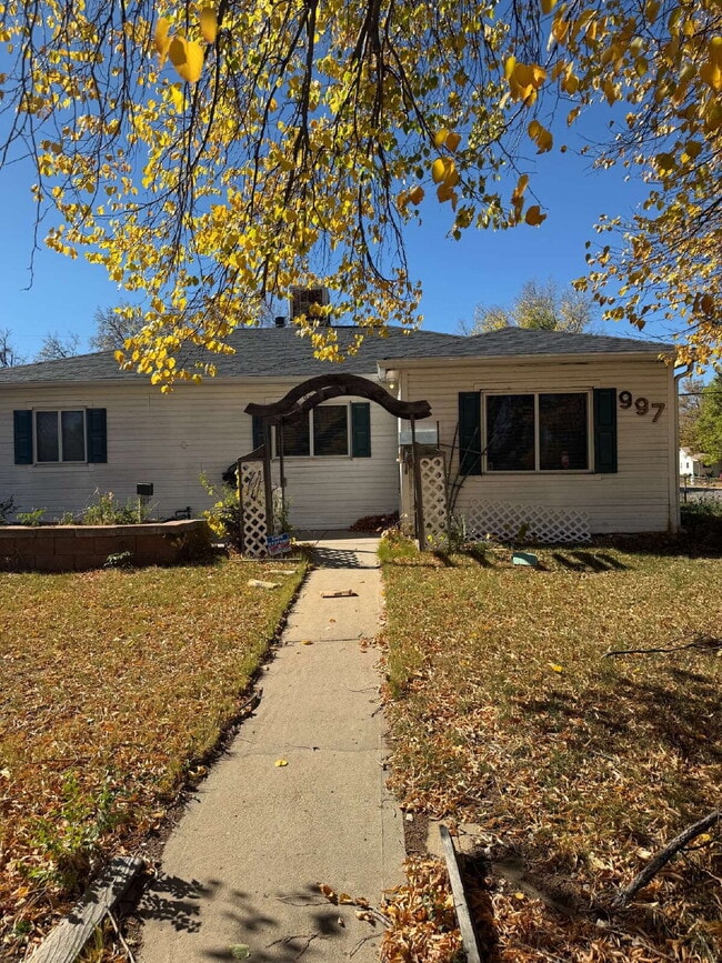 Building Photo - Ranch Style 3 bed, 1-1/2 bath Aurora Home Ready for Move In!