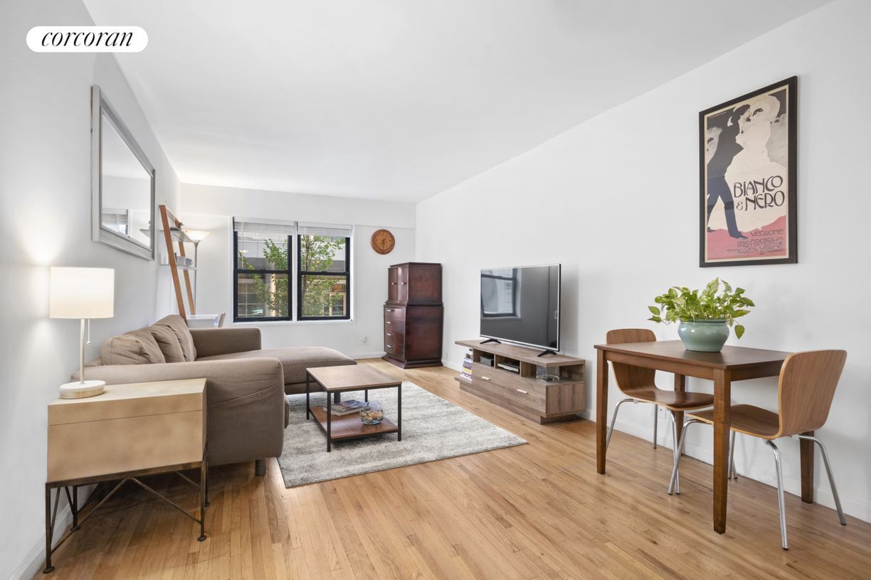 Foto principal - 317 W 54th St