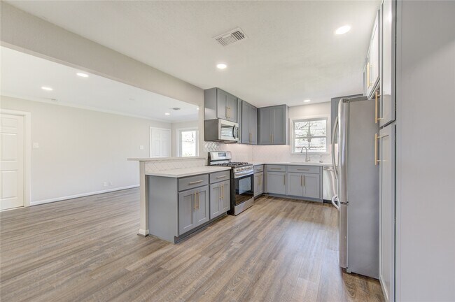 Foto del edificio - 6026 Clarewood Dr