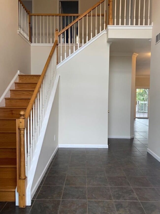 Building Photo - SPACIOUS 4-BEDROOM, 3.5-BATH HOME AVAILABL...