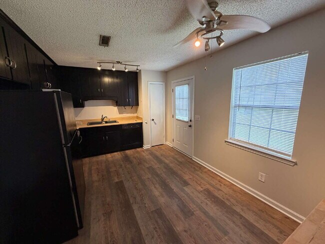 Foto del edificio - 2312 Creekwood Dr