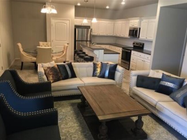 Foto del edificio - Rare 2 Bedroom Townhome Available 10/15/24!